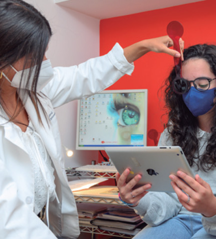 Th recurso renovable Carretilla OPTOM´21 - Noticias - Claudia, la primera niña en España que recibe el  tratamiento de lentes para gafas que frenan el aumento de la miopía